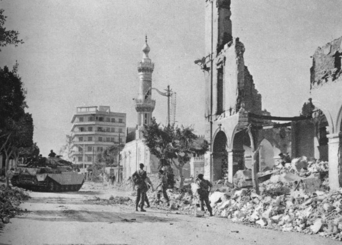 صور نادرة ، من بورسعيد بعد ألغزو ألإنجليزي 1956 للمدينة ، تعطي فكرة عن كيف كنا  نعيش تحت ألتهديد ألعسكري أليومي 1238205262